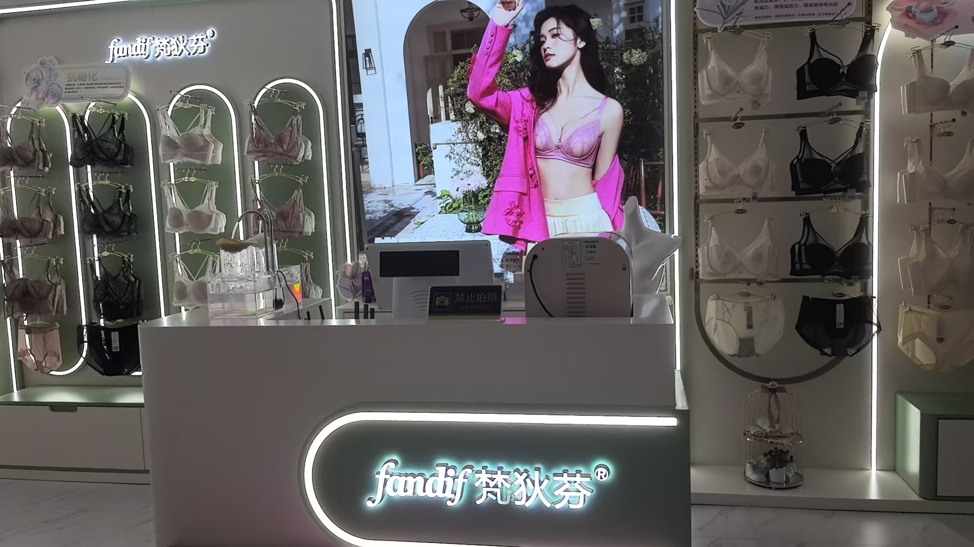 梵狄芬旗舰店店内陈列展示